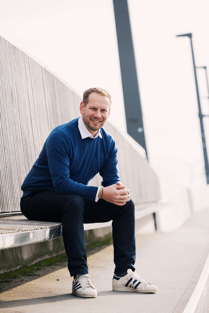 Timm Wienberg vor moderner Industriearchitektur