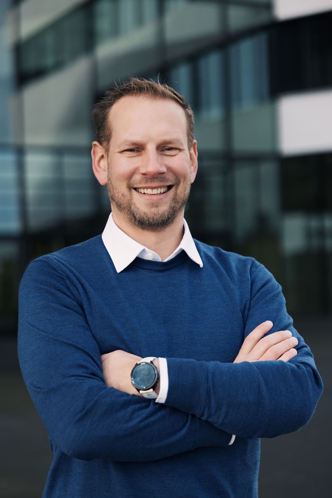 Timm Wienberg im Gespräch an einem Besprechungstisch